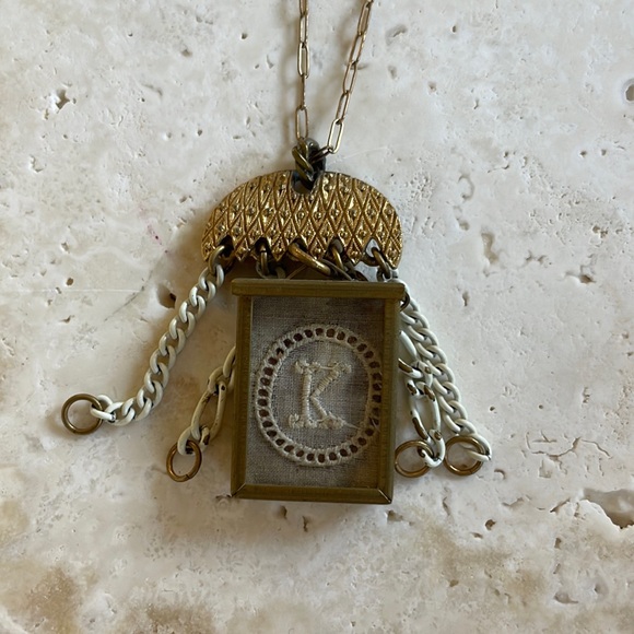 Vintage necklace with “K” petite doilies in box frame. 20” crochet clasp. - Picture 3 of 6